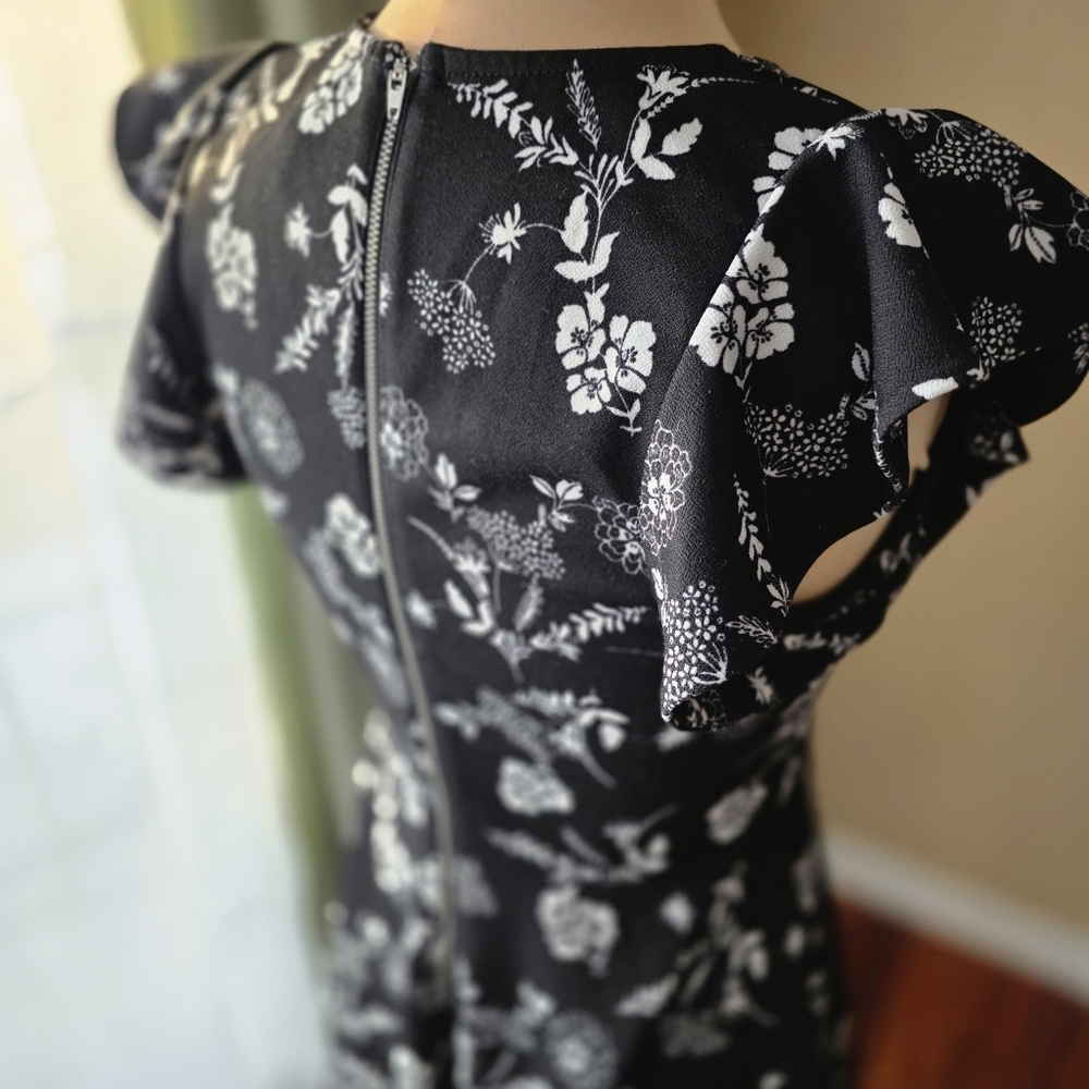 Xhilaration Black & White Floral Flutter Sleeve Dress (Medium) - Picture 7 of 9